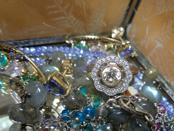 Sparkly eye candy found at thefacetlounge.com!