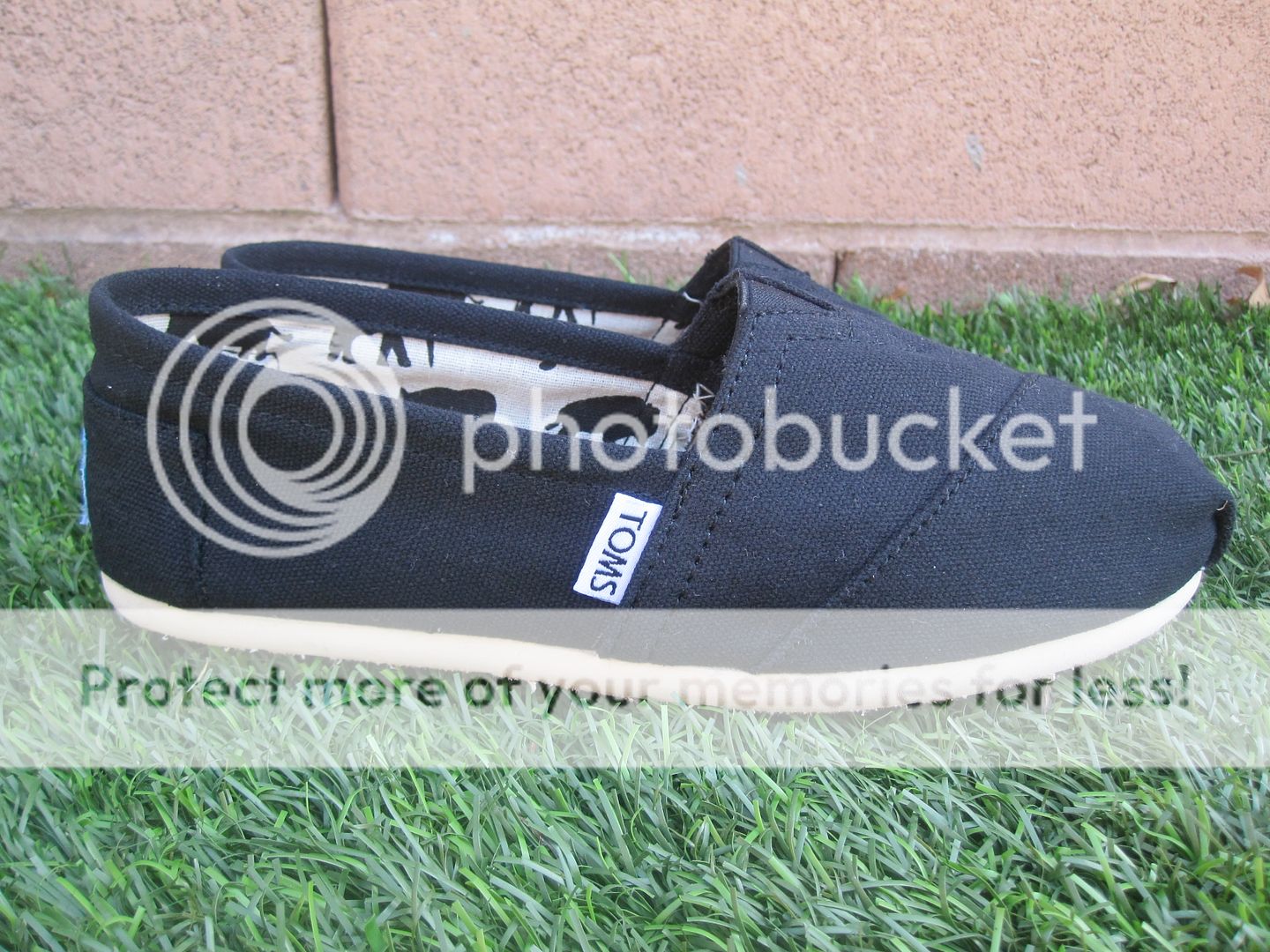 Up for sale is a pair of Womens Toms Shoes. They are the Classic in 